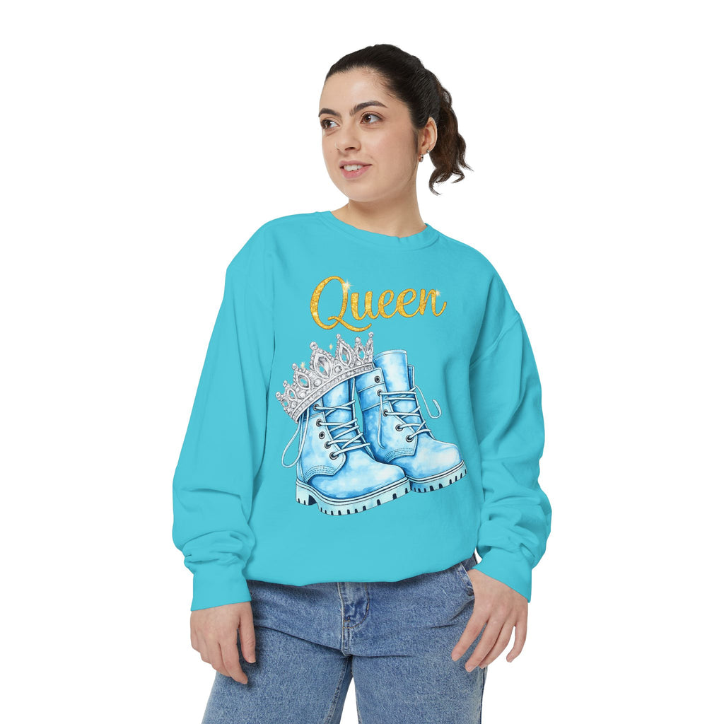 Queen Light Blue Boots Shirt – Pink Crown Graphic Tee, Cute Girly Streetwear, Fashion Queen Outfit, Trendy Women’s Statement T-Shirt