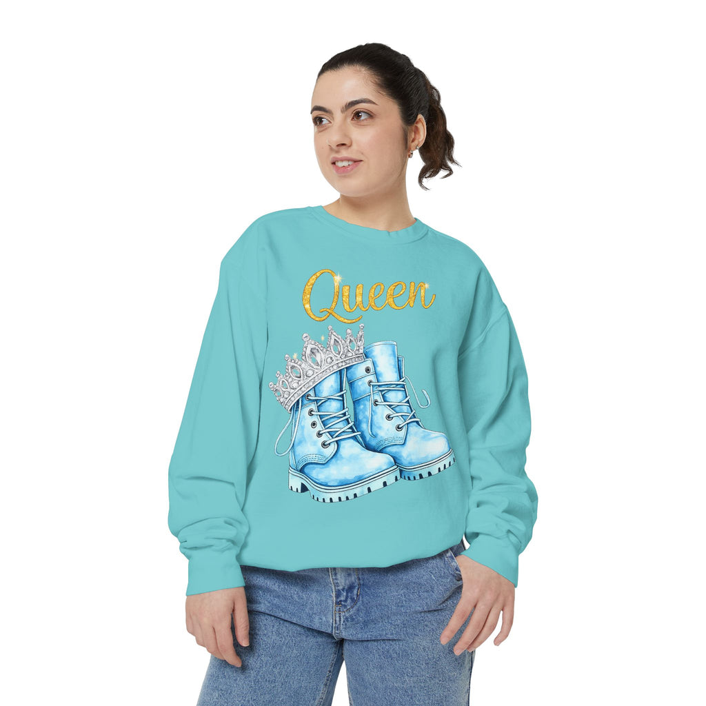 Queen Light Blue Boots Shirt – Pink Crown Graphic Tee, Cute Girly Streetwear, Fashion Queen Outfit, Trendy Women’s Statement T-Shirt