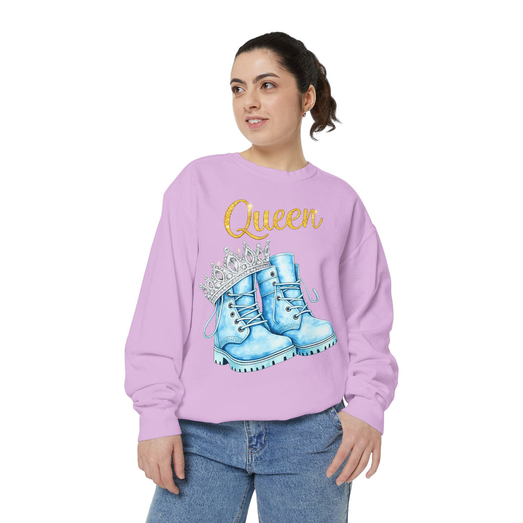 Queen Light Blue Boots Shirt – Pink Crown Graphic Tee, Cute Girly Streetwear, Fashion Queen Outfit, Trendy Women’s Statement T-Shirt