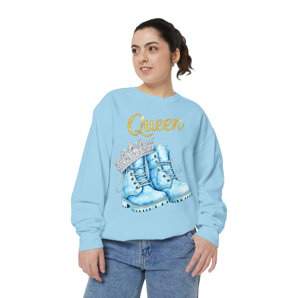 Queen Light Blue Boots Shirt – Pink Crown Graphic Tee, Cute Girly Streetwear, Fashion Queen Outfit, Trendy Women’s Statement T-Shirt