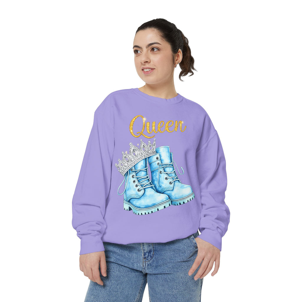 Queen Light Blue Boots Shirt – Pink Crown Graphic Tee, Cute Girly Streetwear, Fashion Queen Outfit, Trendy Women’s Statement T-Shirt